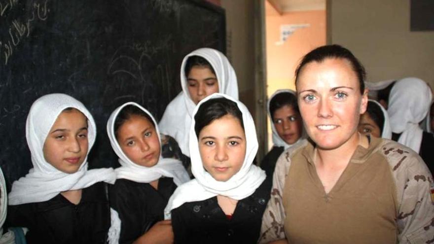La sargento Begoña García posa junto a varias alumnas de español a las que dio clase en Afganistán el año pasado.
