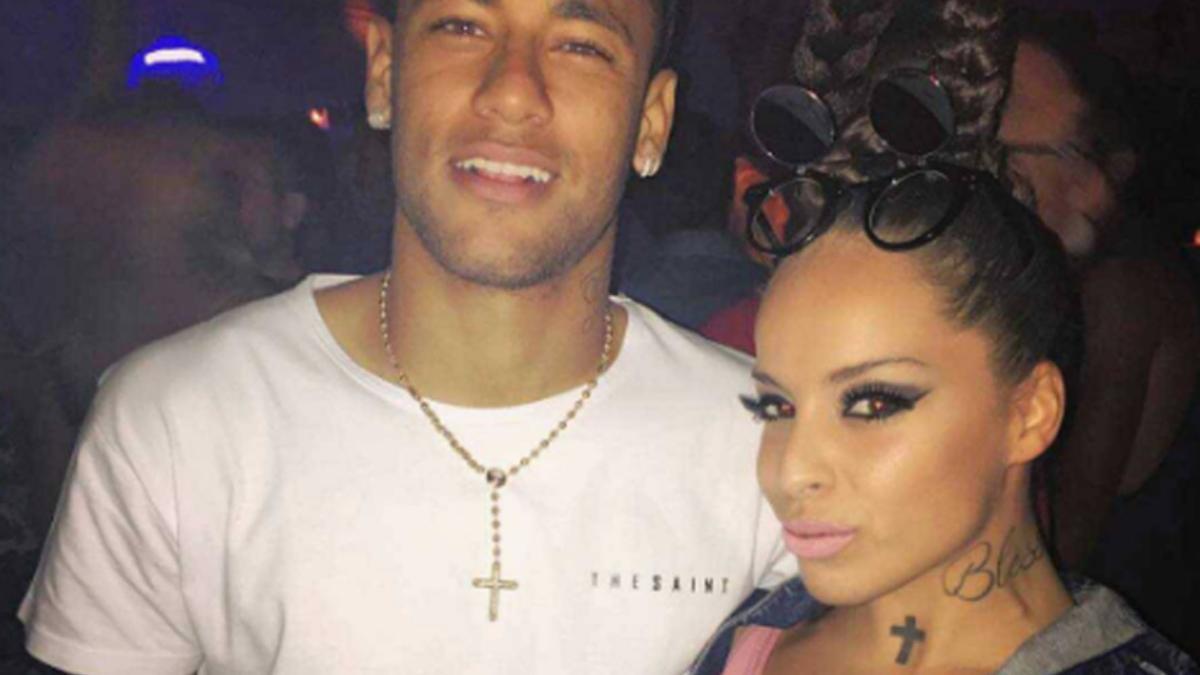 Neymar, junto a una gogo, en Ibiza