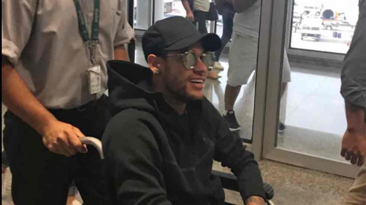 Neymar, llegó a Brasil en silla de ruedas