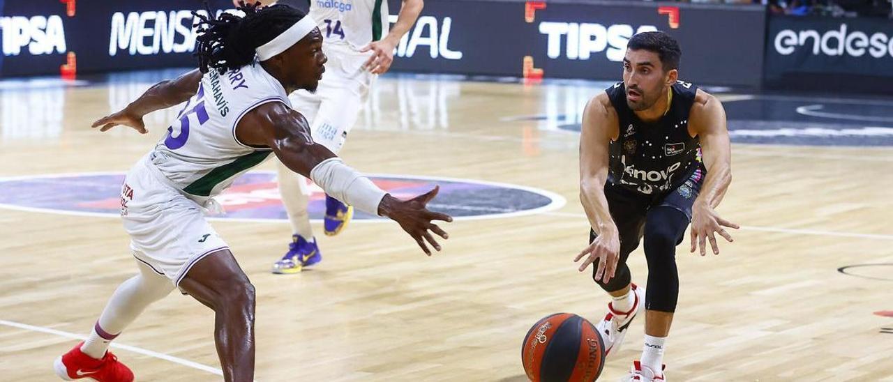 Fernández pasa el balón ante Perry en el partido del pasado domingo.