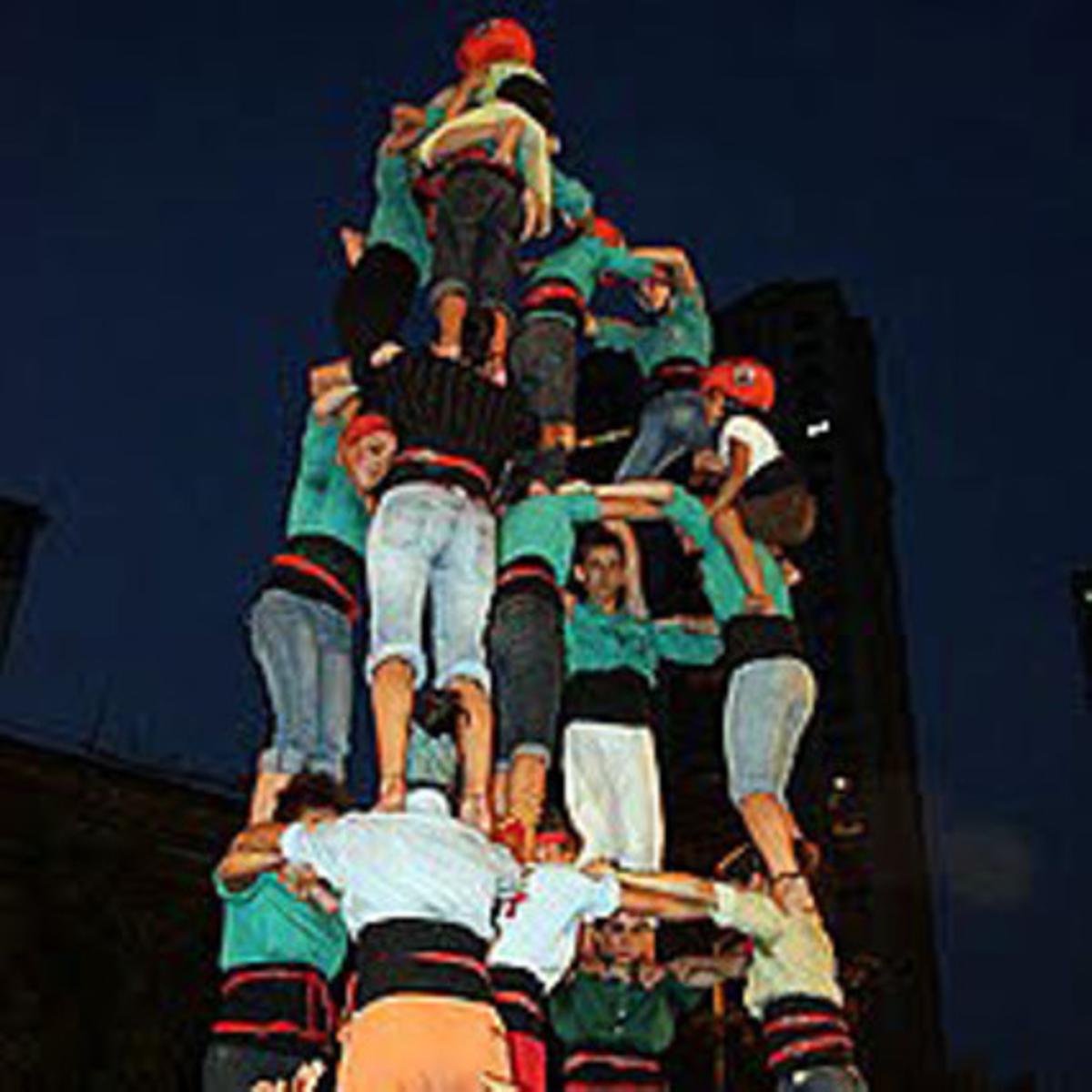 Els Castellers de Vilafranca, durant la seva actuació a Bombai, diumenge.