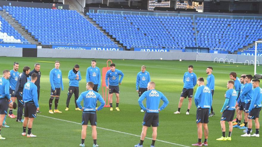 Charla de grupo de ayer en Riazor antes de la sesion, previa al duelo de hoy ante al Córdoba. |  // VÍCTOR ECHAVE