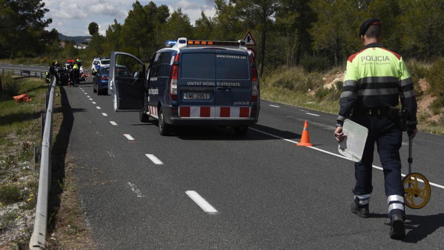 Mossos d&#039;Esquadra treballant en el punt on va tenir lloc l&#039;accident ahir.