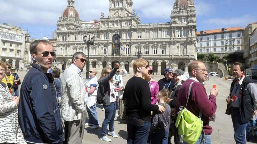Un grupo de turistas este verano en la plaza de María Pita. víctor echave
