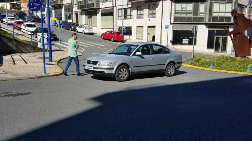 Vehículo mal estacionado en A Corveira, el año pasado.