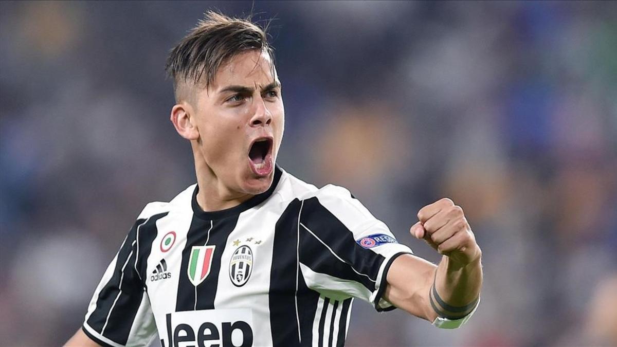 Dybala celebra el primero de sus dos goles ante el Barcelona