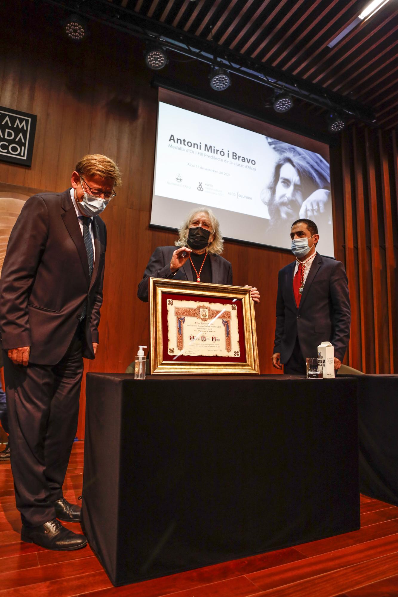 Antoni Miró recibe la Medalla de Oro y el título de Hijo Predilecto de Alcoy