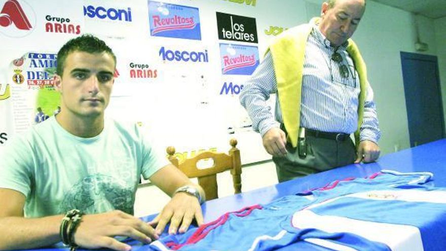 José Ángel, a la izquierda, con el máximo accionista, José María Tejero, durante su presentación oficial.