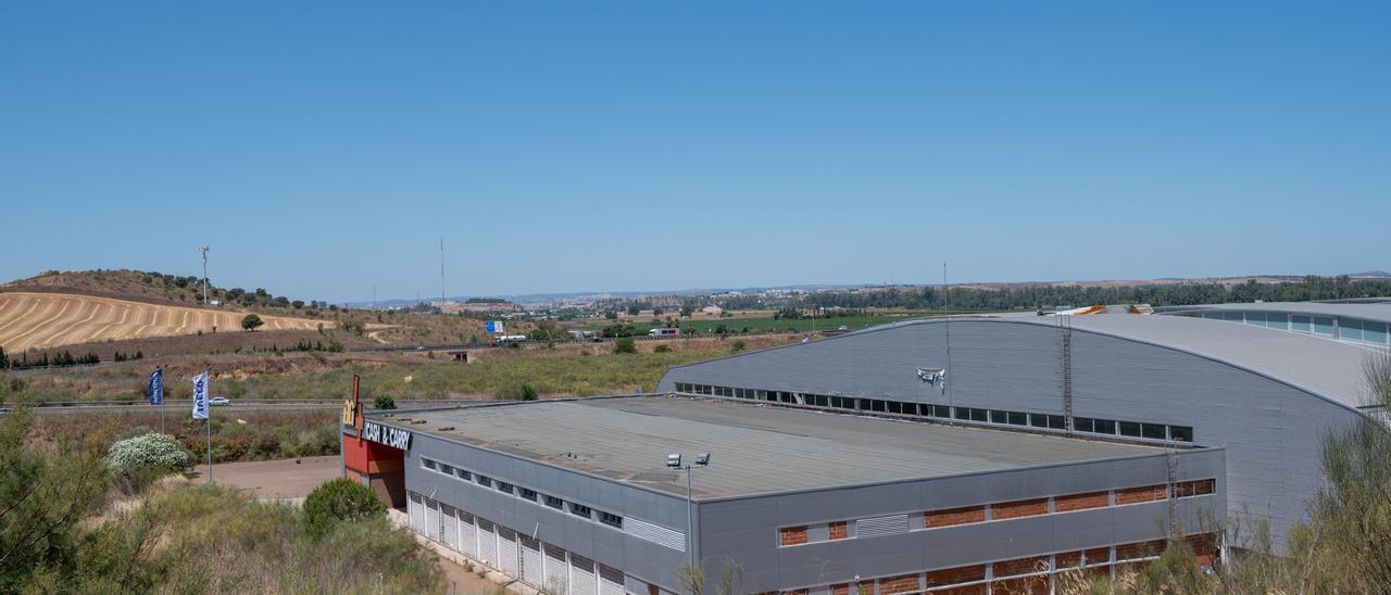 Vista de las instalaciones abandonadas con las banderolas de Veimancha e Iveco.