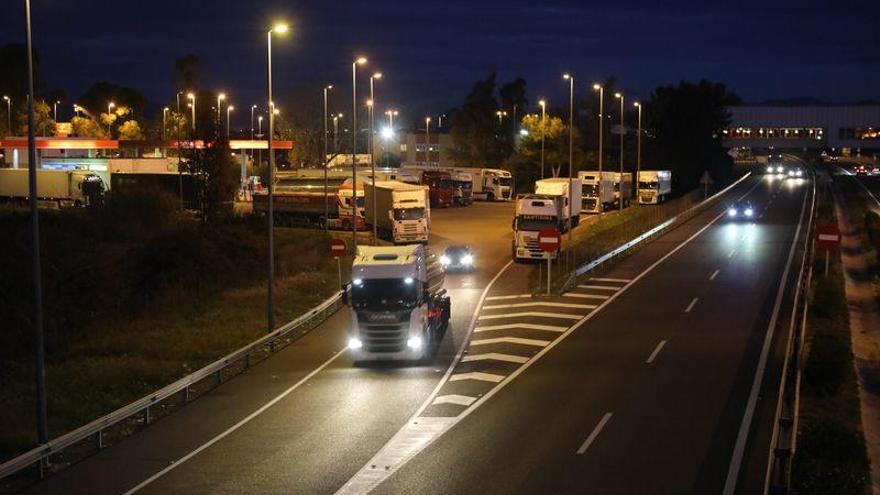 Los camiones &#039;invaden&#039; las áreas de servicio de la AP-7 en Castellón