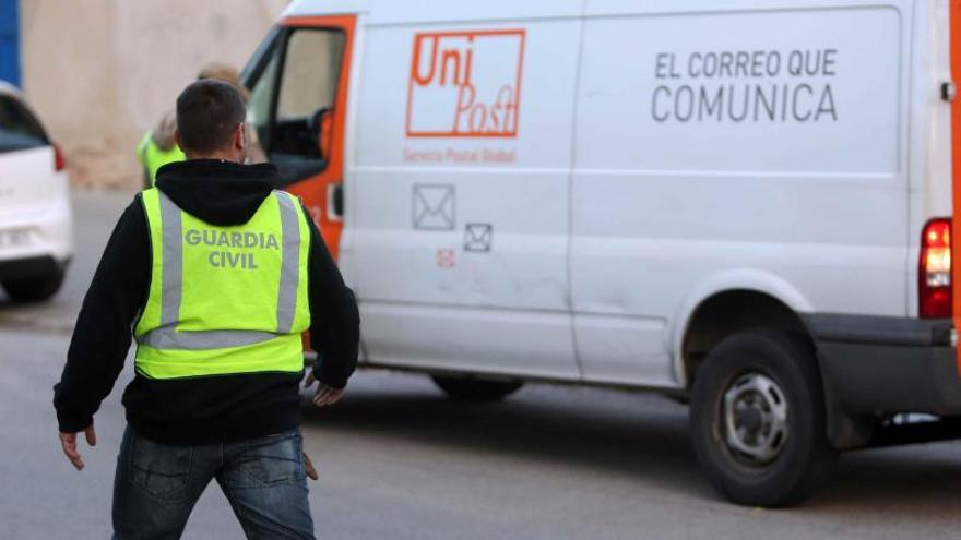 Un agent de la Guàrdia Civil en l&#039;escorcoll a la seu d&#039;Unipost.