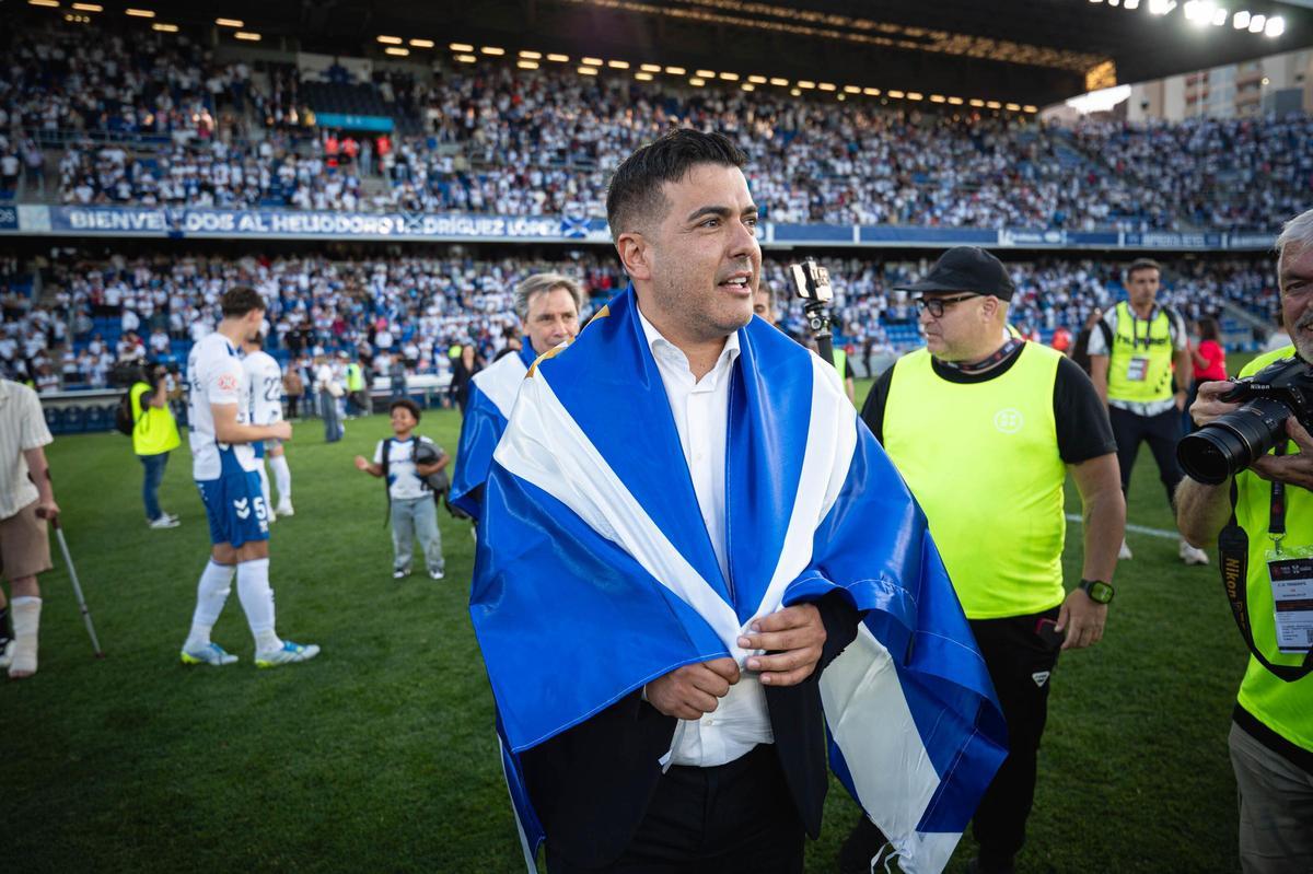 Rayco García, con una bandera de Tenerife, sobre el césped del Heliodoro.