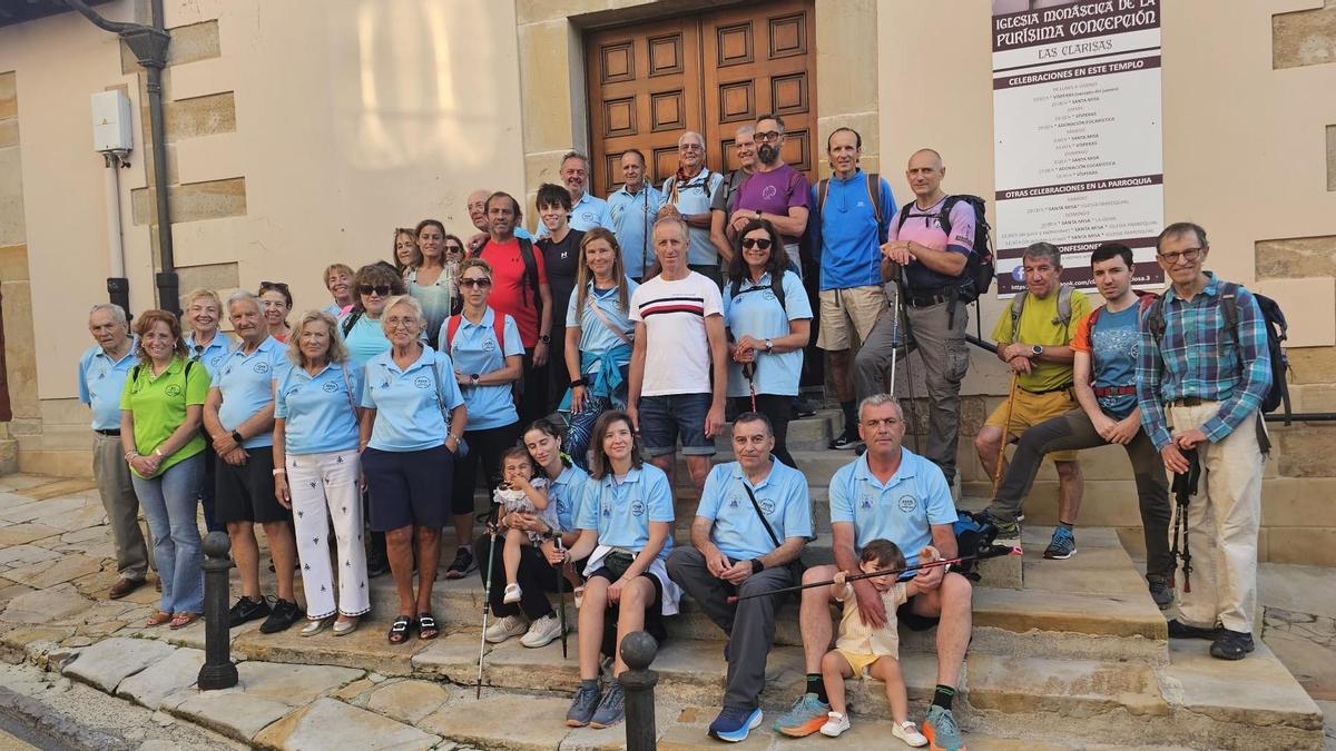 El grupo participante en la caminata, ante la entrada del Monasterio de las Clarisas, en Villaviciosa, antes de partir.