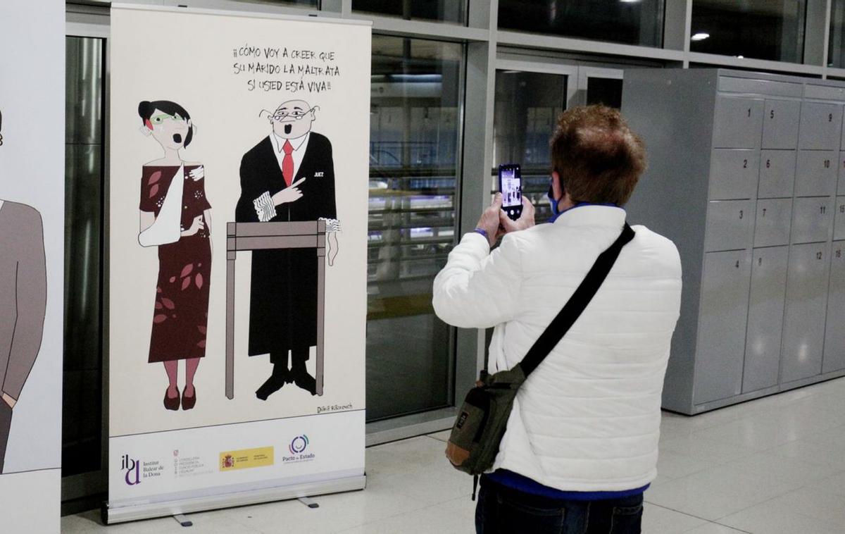 La viñeta censurada, en la imagen, se retiró ayer de la Intermodal, en Palma.