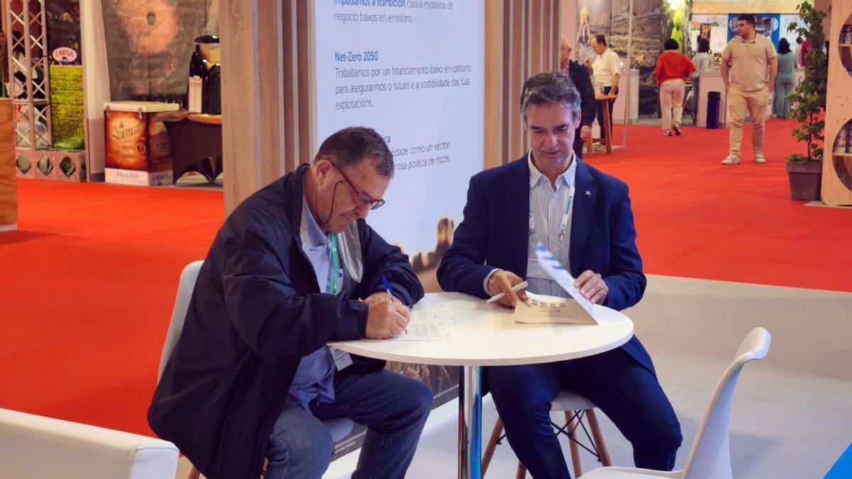 El director de Abanca Agro, Jesús Combarro, firma con el representante de Boaga, Castor José Rivero.
