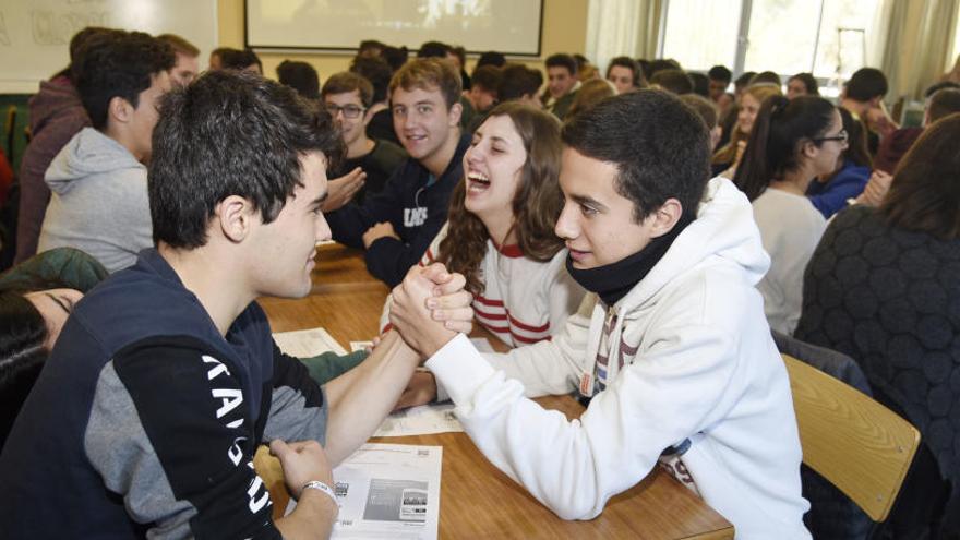 Un moment del gesto solidari que han protagonitzat alumnes i professors de La Salle de Manresa