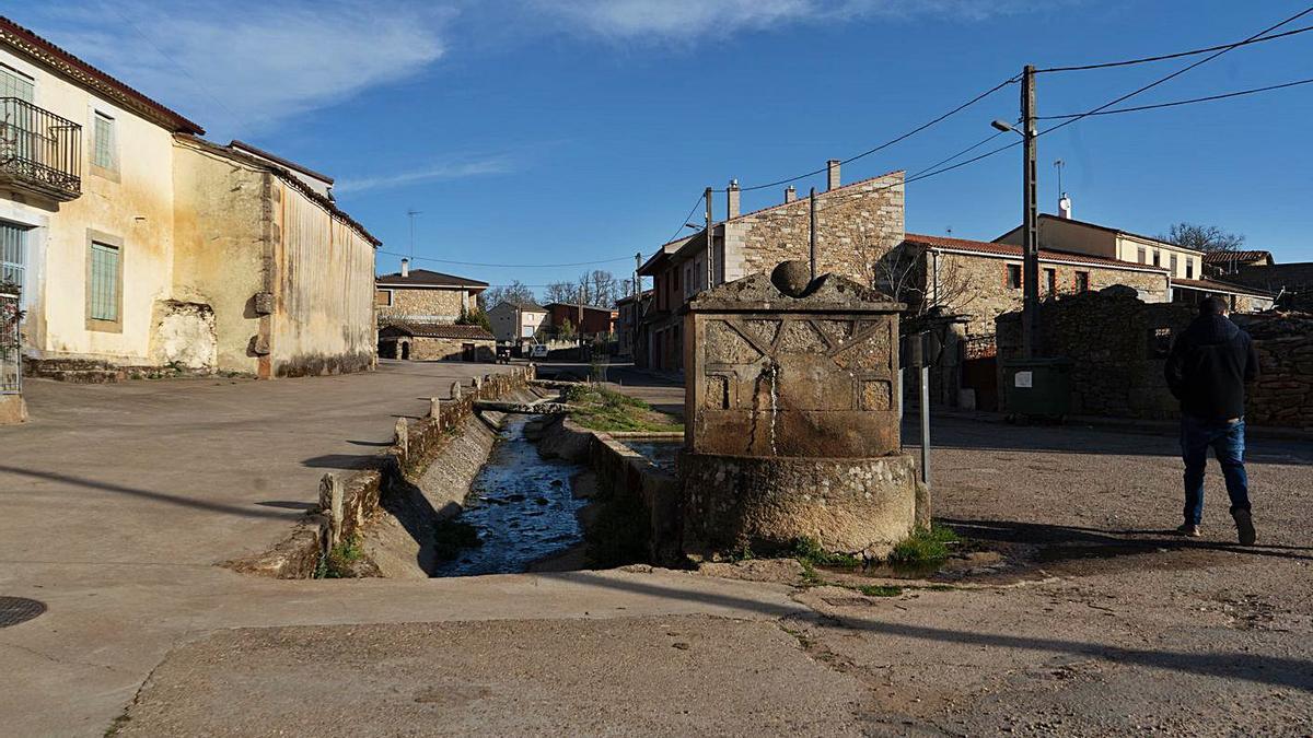 Un hombre camina por la localidad de Brandilanes. |