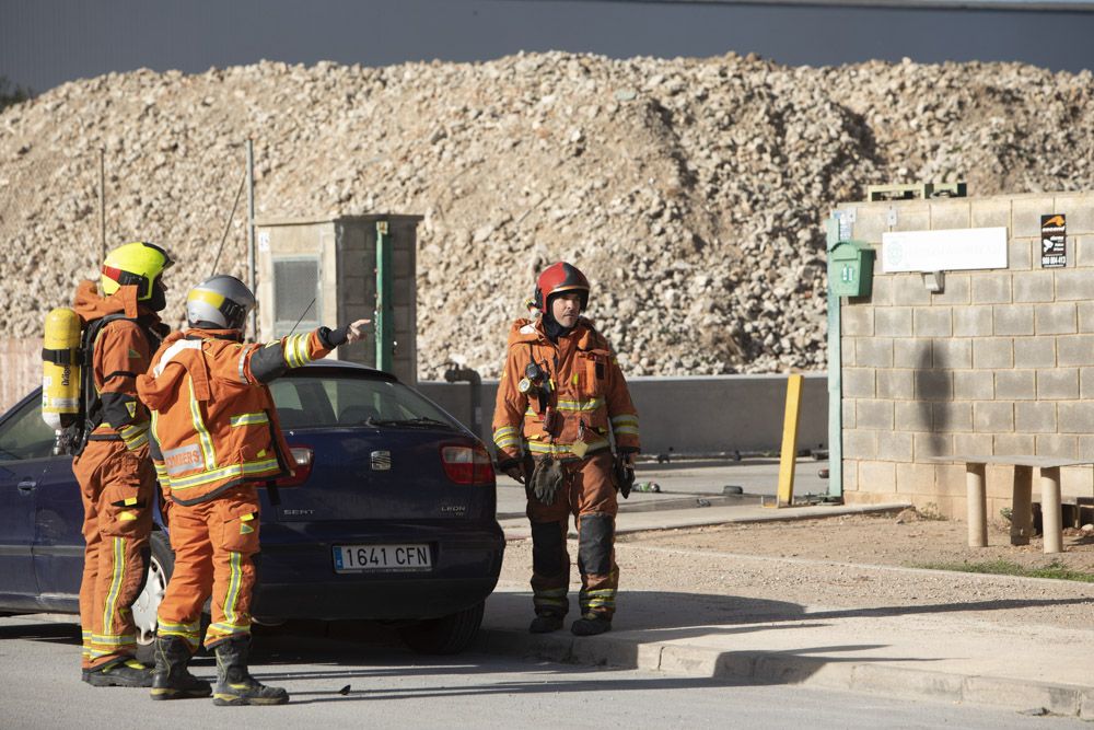 Así ha sido el tremendo incendio que ha arrasado una nave industrial en el Port de Sagunt