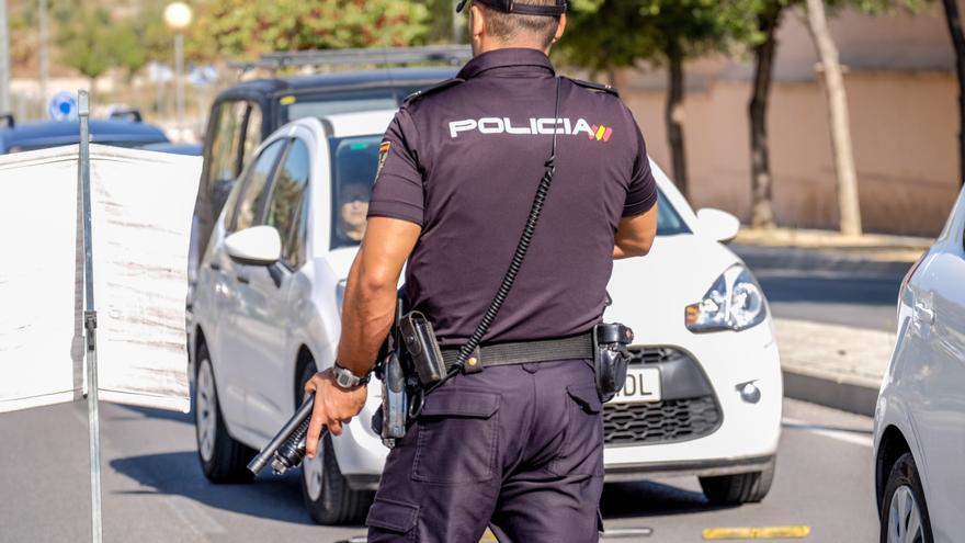 Detenidos en Elda dos jóvenes por robar una furgoneta de reparto en Villena