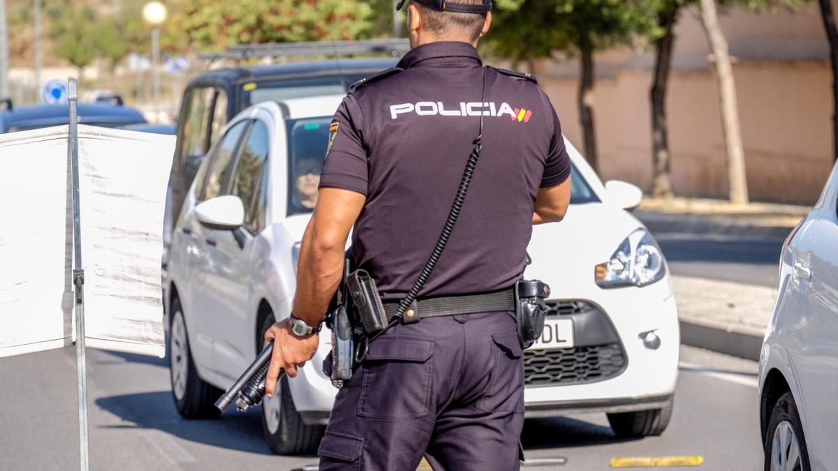 Un agente de la Policía Nacional de Elda-Petrer durante un control en los accesos al casco urbano.