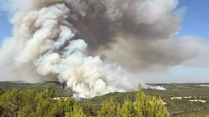 Los bomberos trabajan con 36 tripulaciones, 9 de ellas aéreas, en un incendio forestal en Rubió