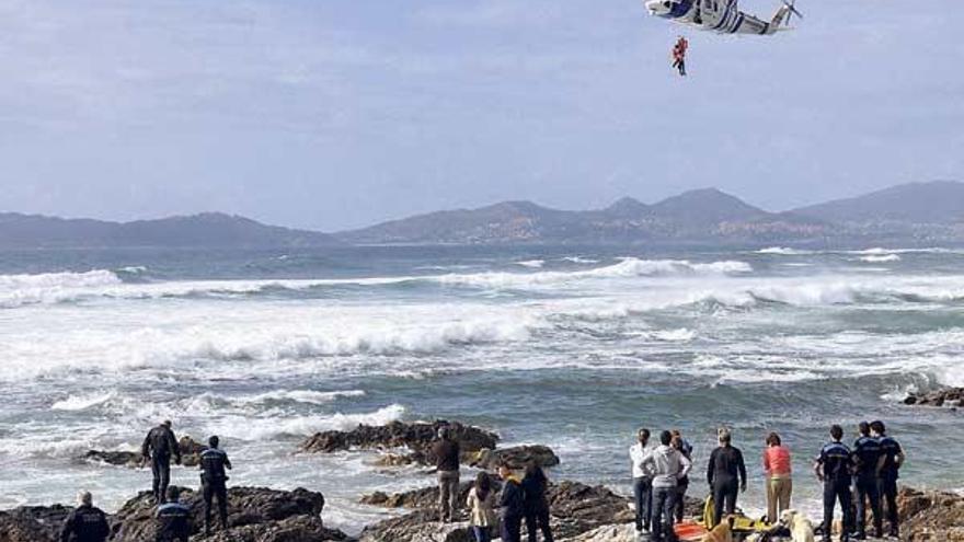 Rescatan a dos surfistas y dos socorristas que naufragaron al acudir en su auxilio