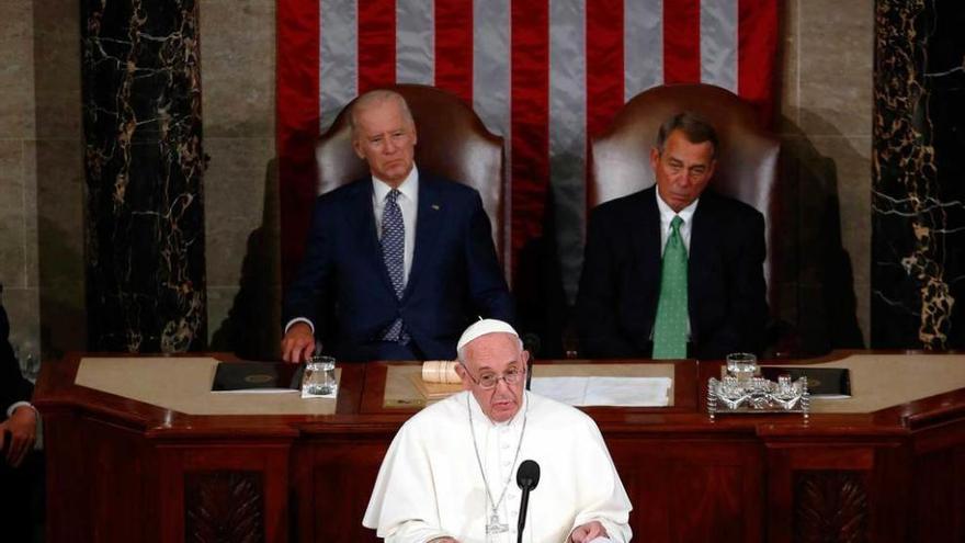 El Papa, ante los presidentes del Senado, a la izquierda, y la Cámara.