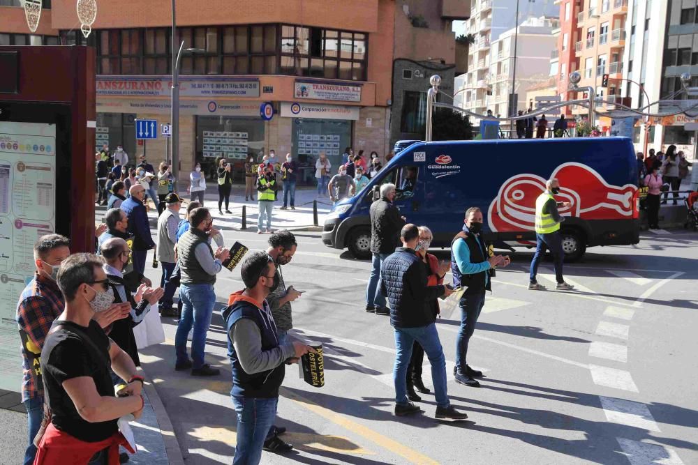 Hosteleros colapsan el centro de Lorca reclamando la apertura de sus negocios