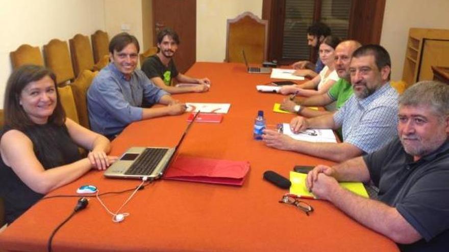 Los representantes de PSOE, Podemos y Més en el Consell en su reunión de ayer.