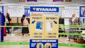 Els tripulants de cabina de Ryanair reinicien la vaga amb 12 jornades més