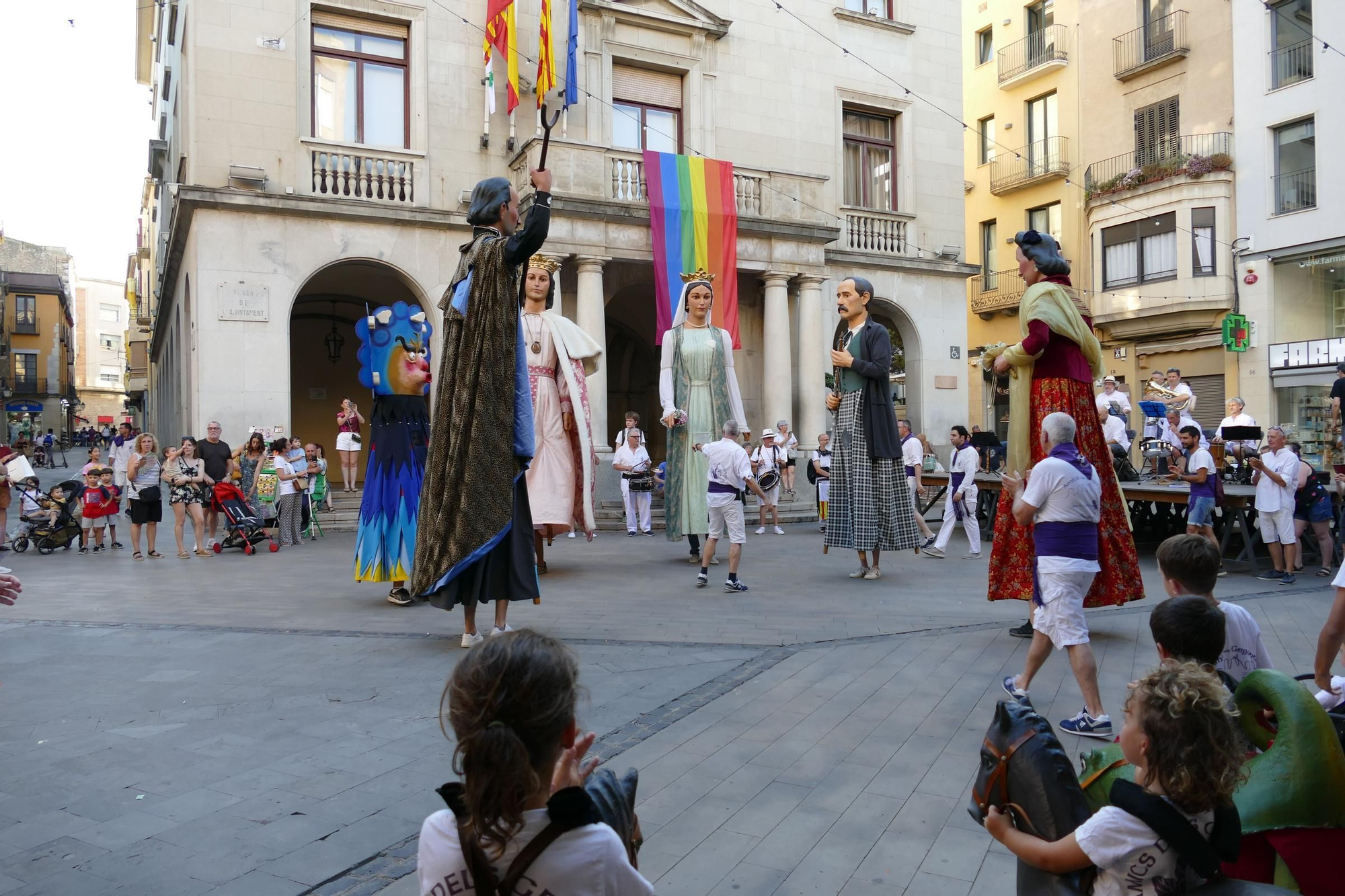 Els gegants de Figueres animen les Festes de Sant Pere amb el ball del seguici i una exposició