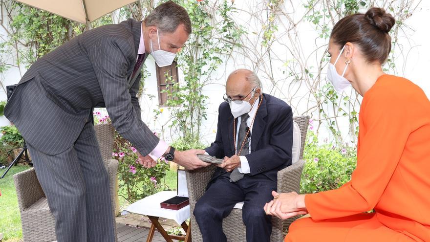 Momento en el que Francisco Brines recibió, el pasado 12 de mayo, el Premio Cervantes de la mano del Rey Felipe VI.