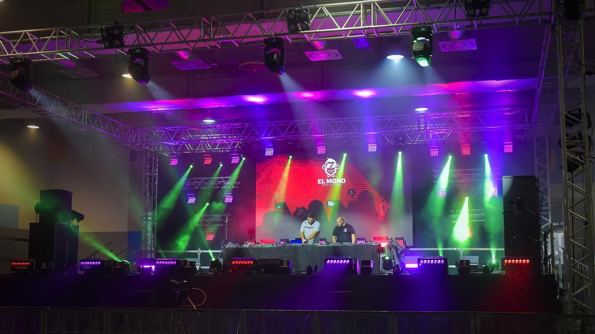 Pruebas de sonido y luces en el escenario del concierto Cayó la Noche, en la Sala Club del Gran Canaria Arena.