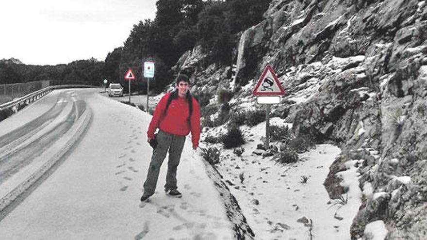 Las cunetas de la carretera en la Serra fue donde mejor cuajó la nieve.