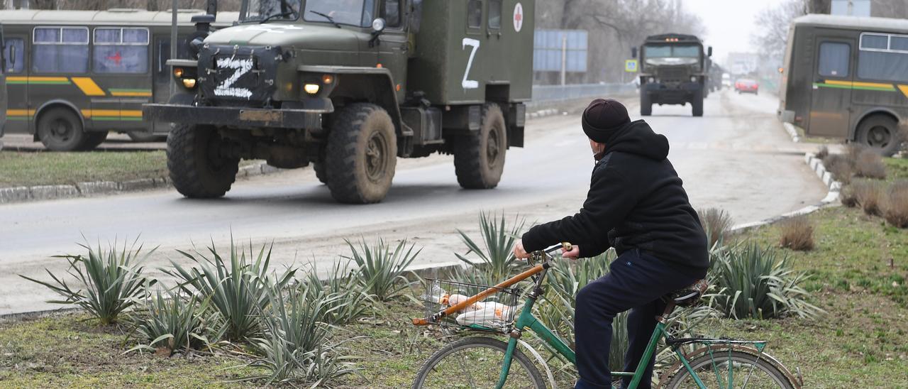 Camiones militares rusos en Armyansk, en el norte de Crimea.