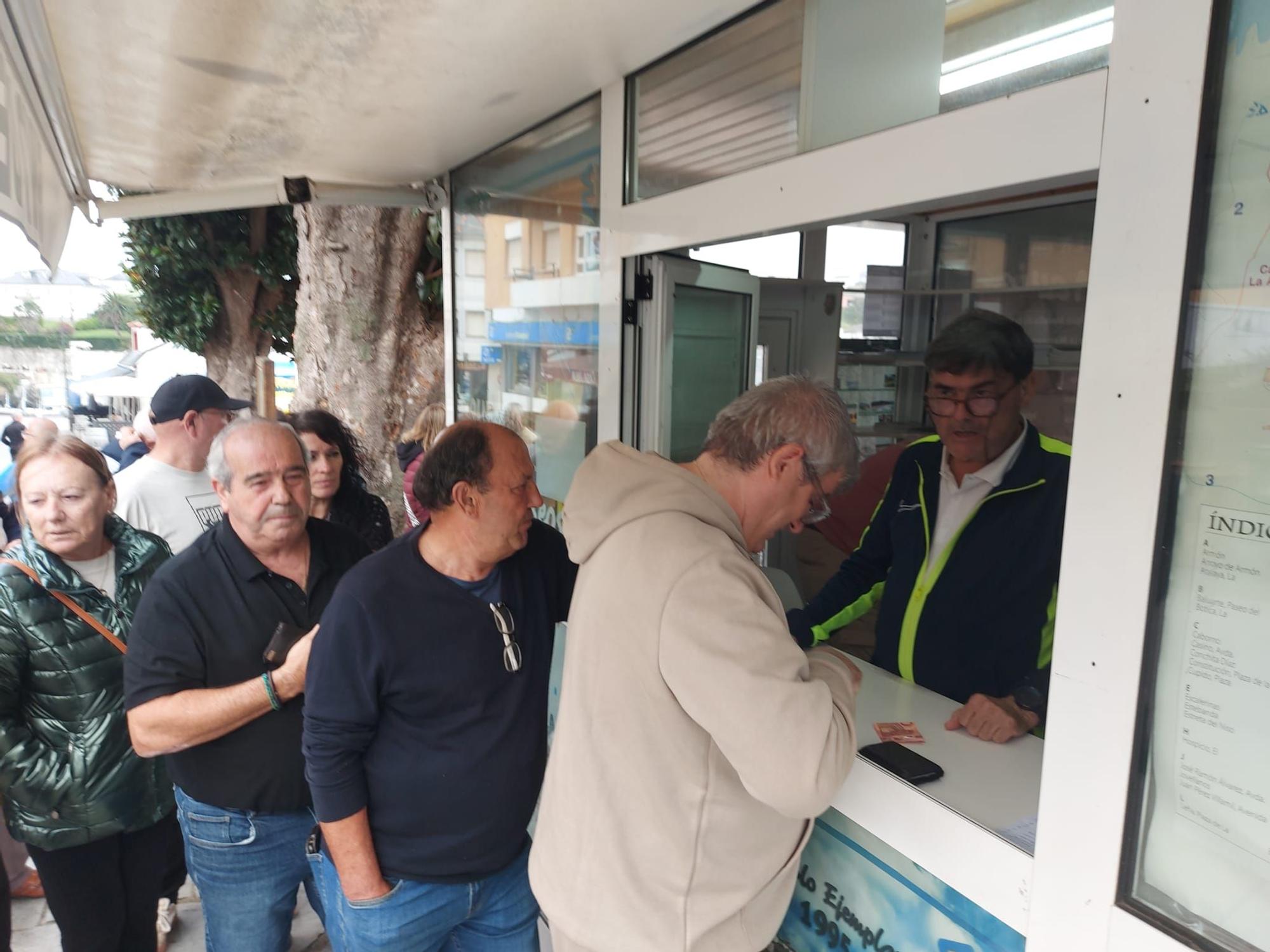 En imágenes: Colas en Puerto de Vega para conseguir una entrada para el partido de la Copa del Rey