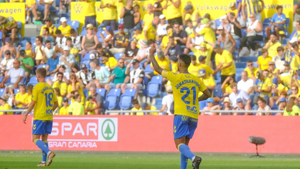 Jonathan Viera celoebra su gol de penalti al Mallorca en la primera jornada.