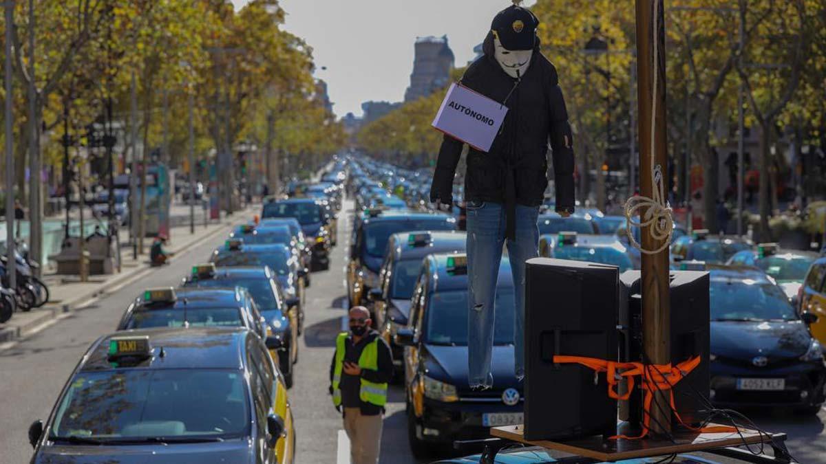 Marcha lenta de taxistas por el centro de Barcelona para pedir ayudas frente al covid-19