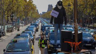 Marcha lenta de taxis en el centro de Barcelona para pedir ayudas frente al covid-19