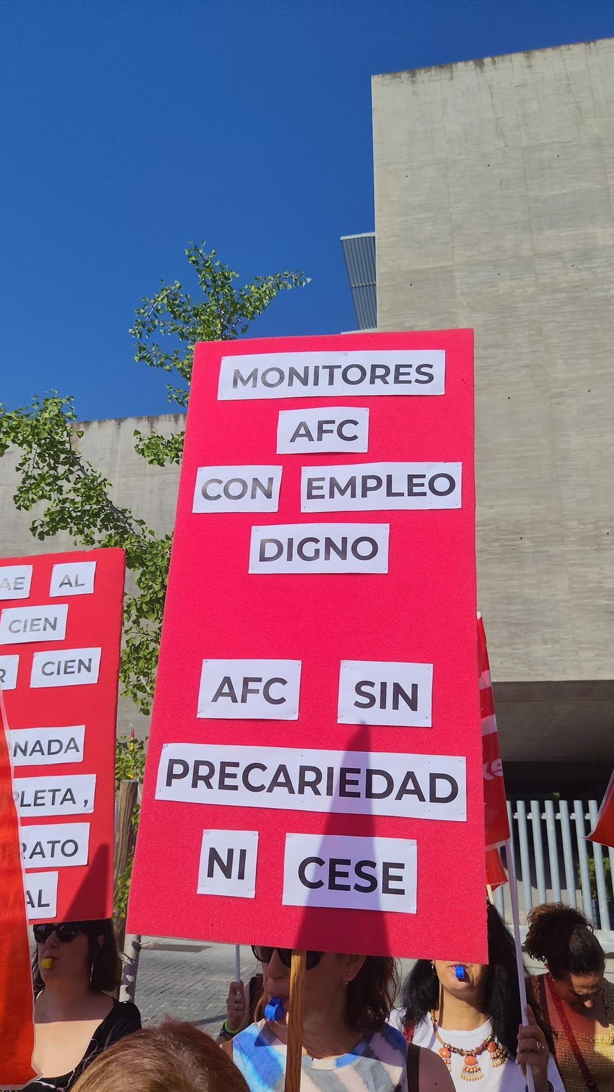 La protesta del personal de apoyo educativo ante Educación, en imágenes