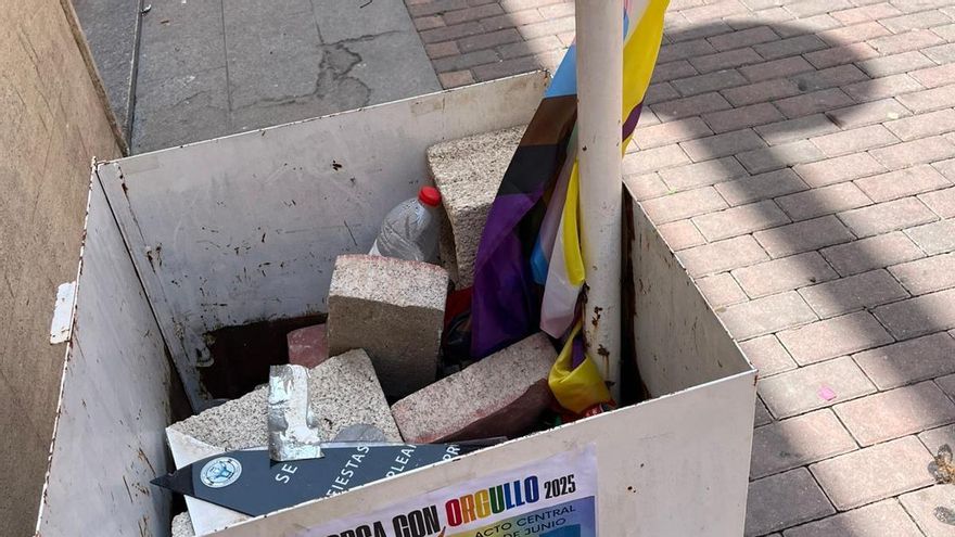 Arrían y queman con cigarrillos la bandera LGTBIQ+ colocada en Lorca por el Orgullo