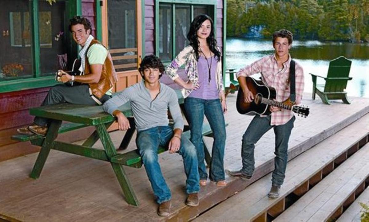 Els germans Joe, Kevin i Nick Jonas, amb Demi Lovato, en el telefilm ’Camp Rock 2: the final jam’. Els germans Joe, Kevin i Nick Jonas, amb Demi Lovato, en el telefilm ’Camp Rock 2: the final jam’.