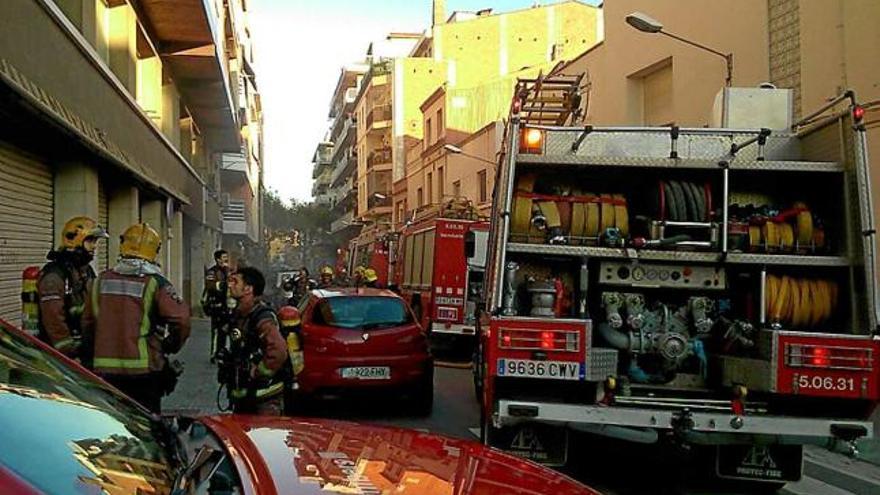 El foc es va declarar en un pàrquing del carrer Colom d&#039;Olesa