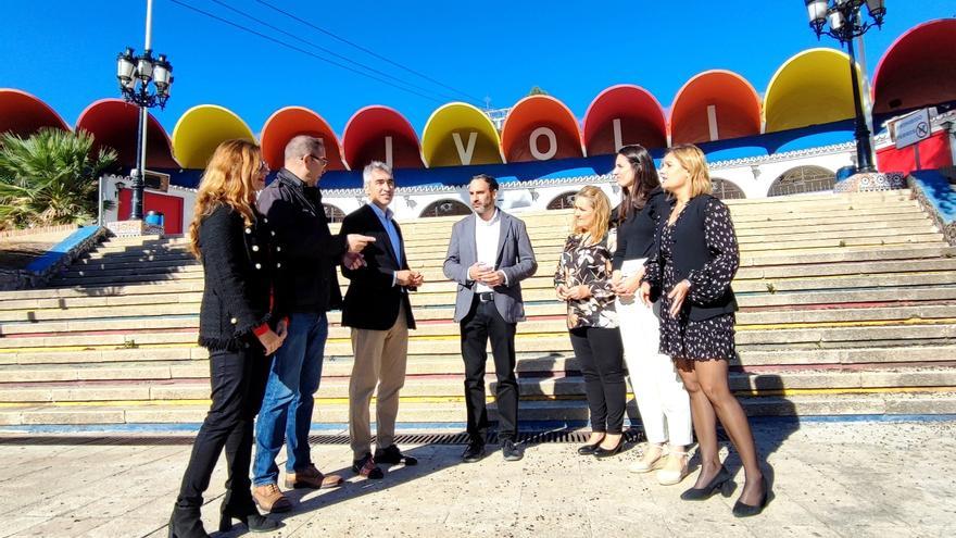 El secretario general del PSOE de Málaga, Daniel Pérez, y su homólogo en Benalmádena, Víctor Navas, junto a otros representantes del PSOE en la localidad.