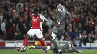 Saka somete a Alaba a un durísimo calvario que señala a Ancelotti
