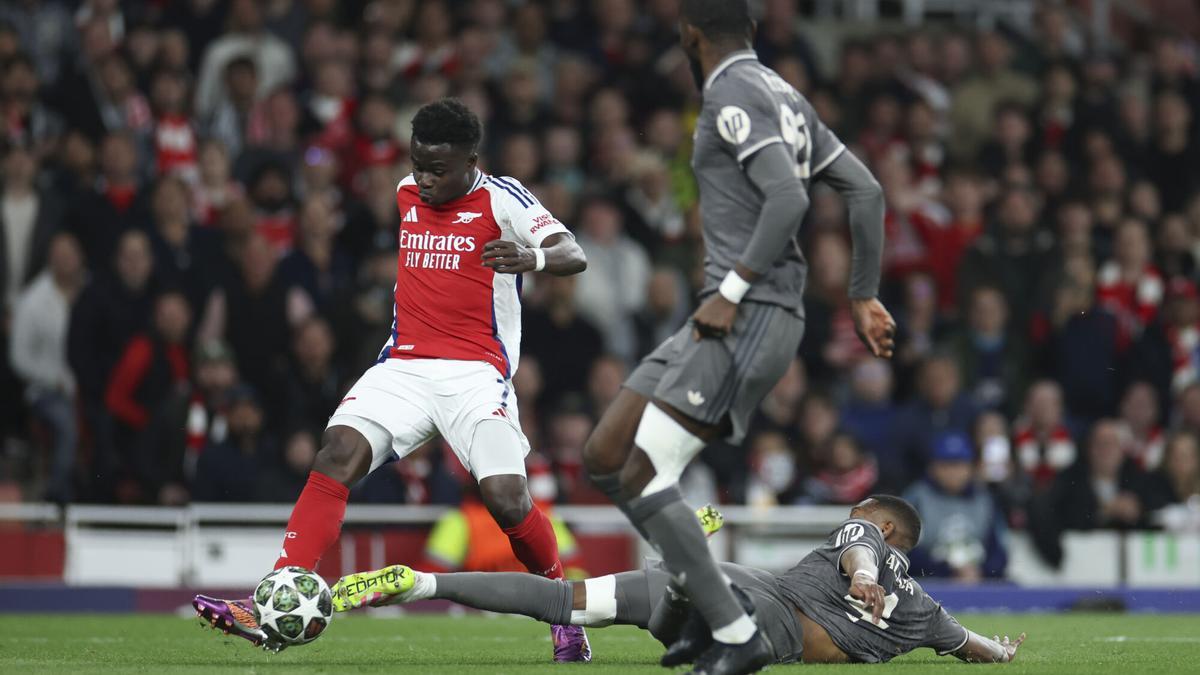 Alaba tratando de frenar a Saka en el Arsenal - Real Madrid.