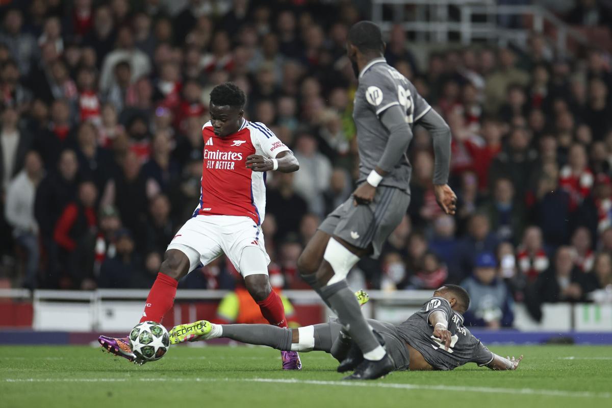 Alaba tratando de frenar a Saka en el Arsenal - Real Madrid.