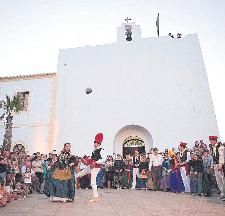 Ball pagés frente a la iglesia de Sant Francesc