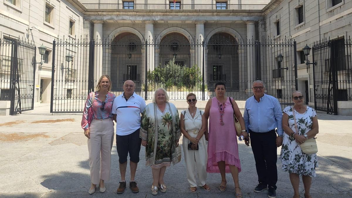 El alcalde, Rafael Albert, junto a Araceli de Moya, Isabel Moya y miembros de la plataforma de Morro de Gos.