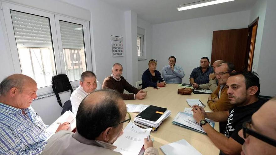 Representantes de la Agrupación Vecinal, ayer, durante la reunión.